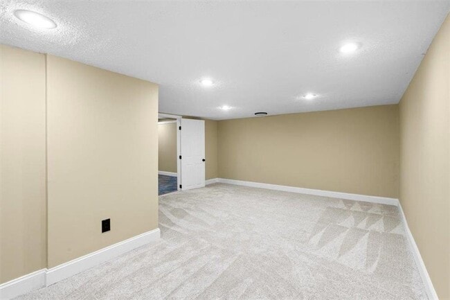 Building Photo - 585 Bethany Woods Dr