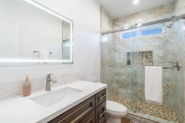 Building Photo - 15553 Ave Manzana