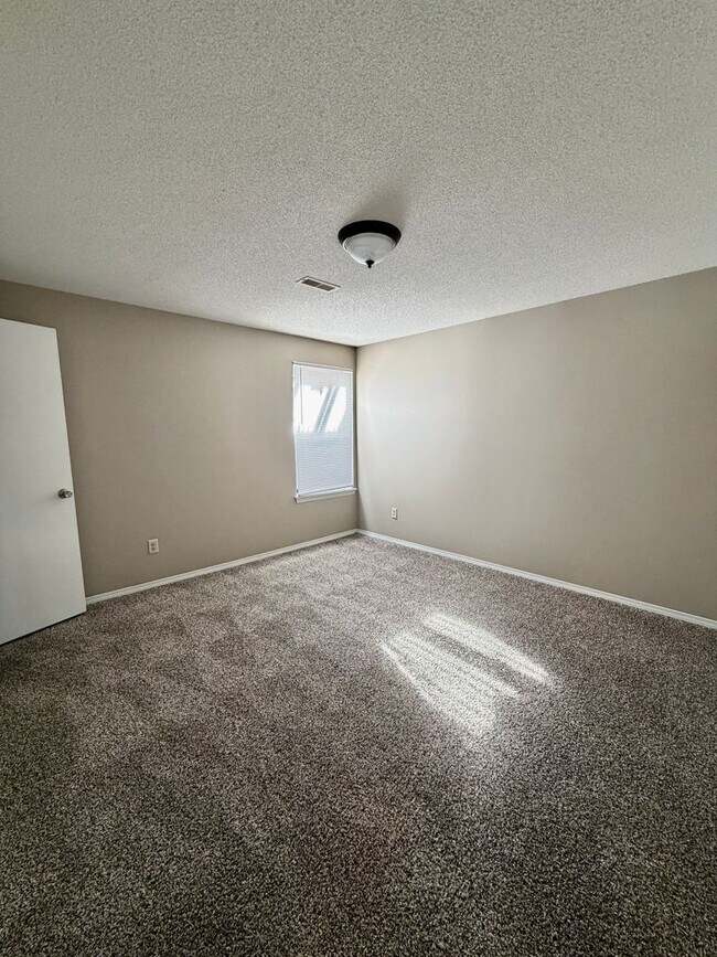 Building Photo - Andover Twin Home!