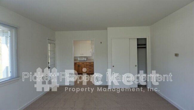 Building Photo - 17900 Noll Rd NE