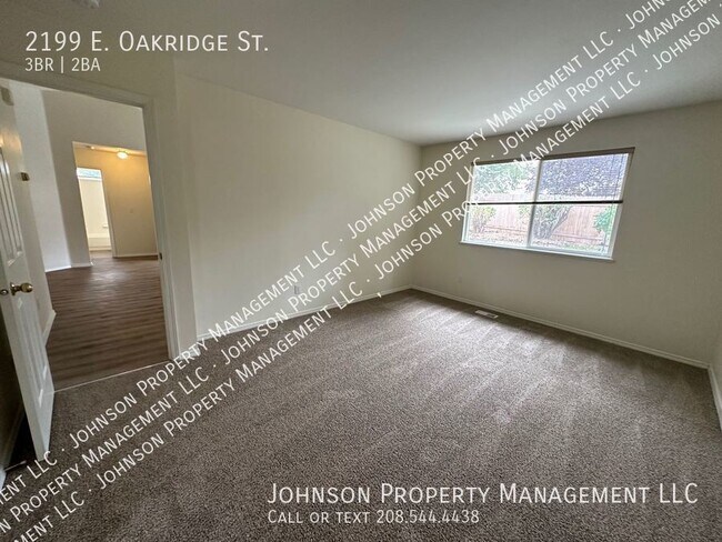 Building Photo - 2199 E Oakridge St