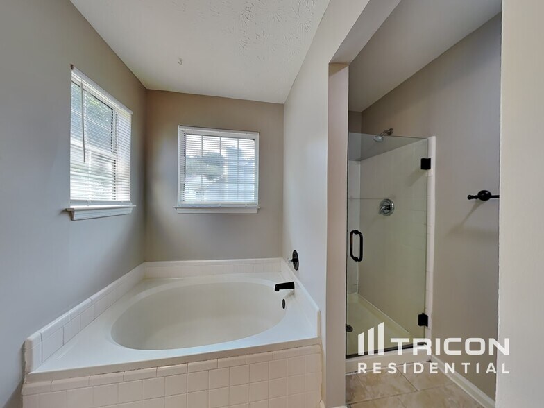 Building Photo - 2711 Woodside Dr