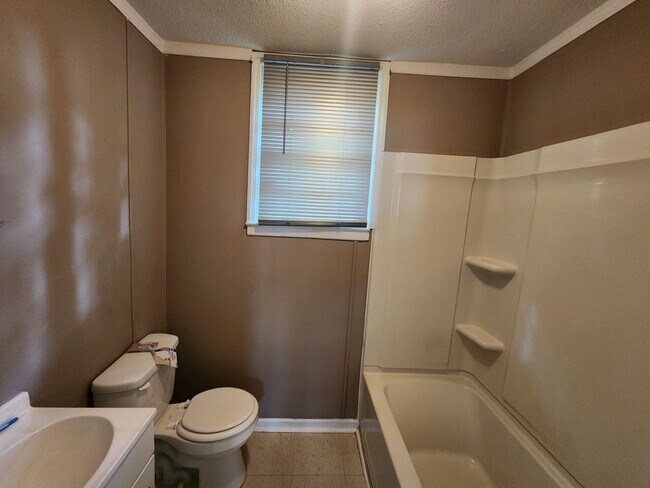 Building Photo - Stunning 3-Bedroom Home with Fresh Modern ...
