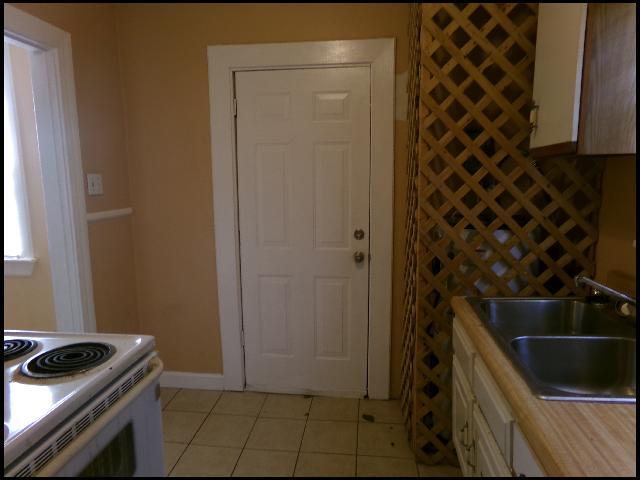 Building Photo - 920 S Elm St