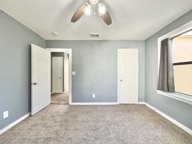 Building Photo - 1828 20th Ave S