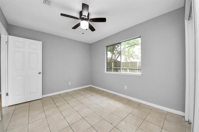 Building Photo - 2622 Heather Knoll Dr