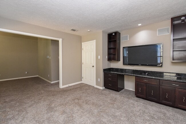 Building Photo - 9400 Doliver Dr