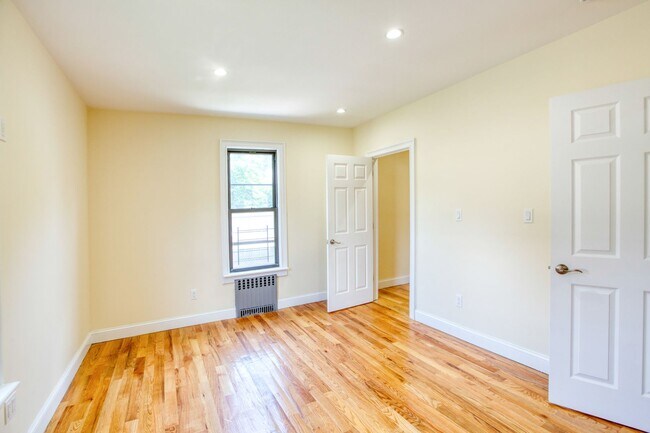 Building Photo - Updated 3 bedroom 1st floor apartment in Waterbury