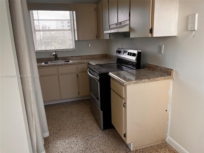 Building Photo - 928 SW 30th Ave