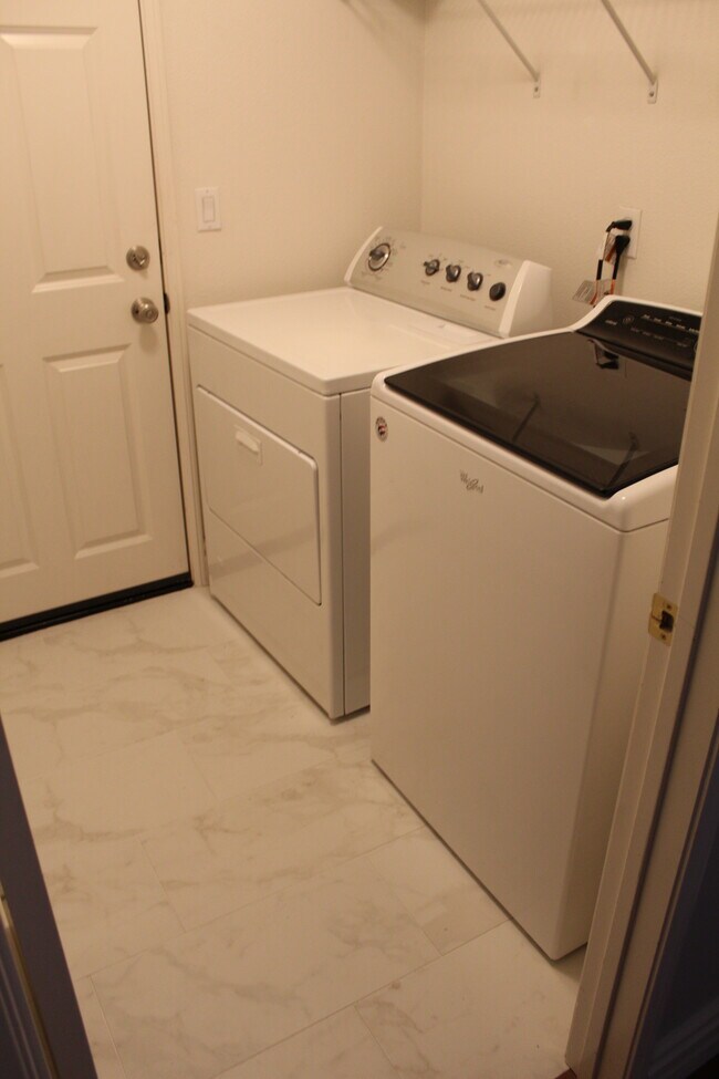 Building Photo - 35703 Date Palm St