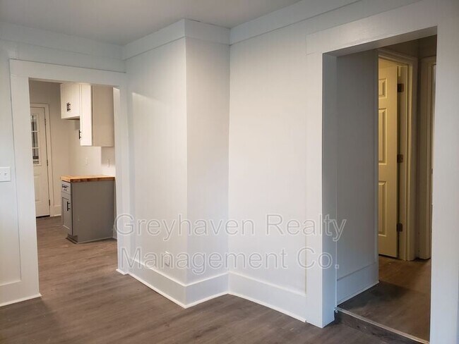 Building Photo - 924 W 37th St