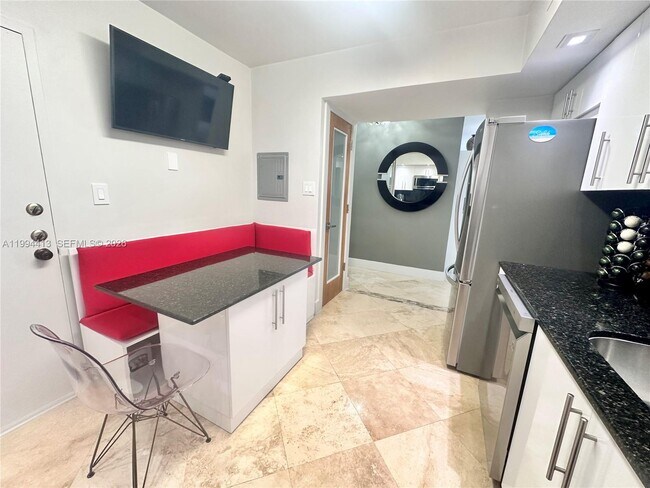 Building Photo - 9225 Collins Ave