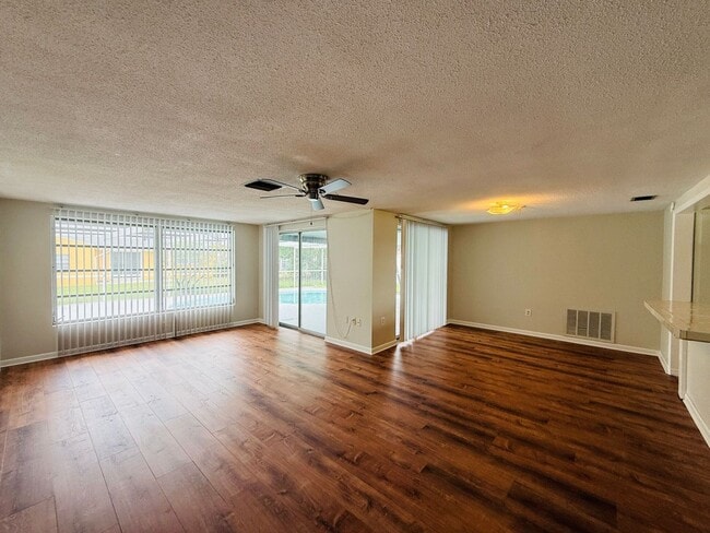 Building Photo - 7910 Lilac Dr