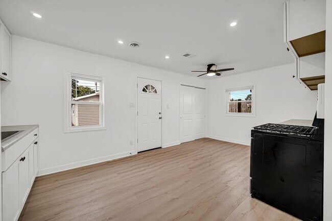 Building Photo - 7610 Alexander Ave