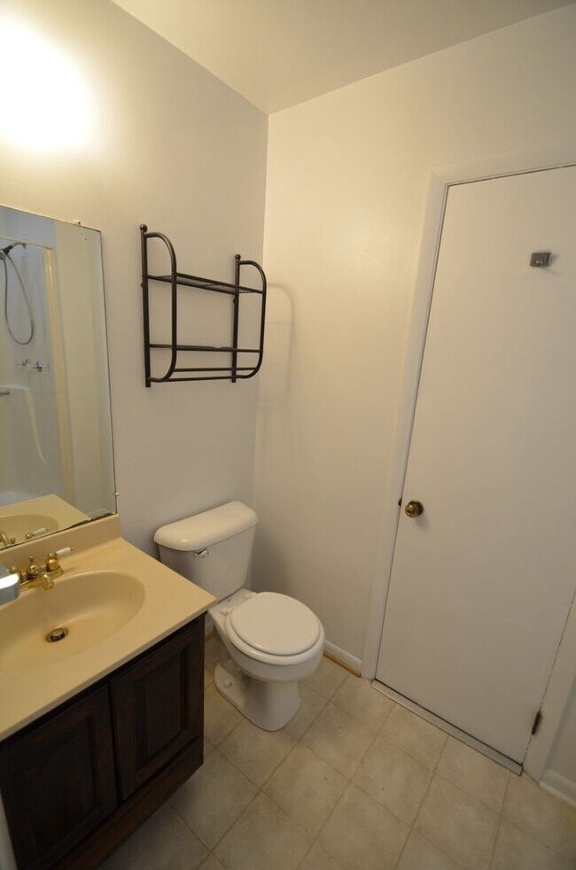 Building Photo - Spacious Yorktown Gem with New Flooring & Vaulted Ceilings