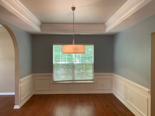 Building Photo - Move-in Ready 5 bedroom, 3.5 bath house lo...