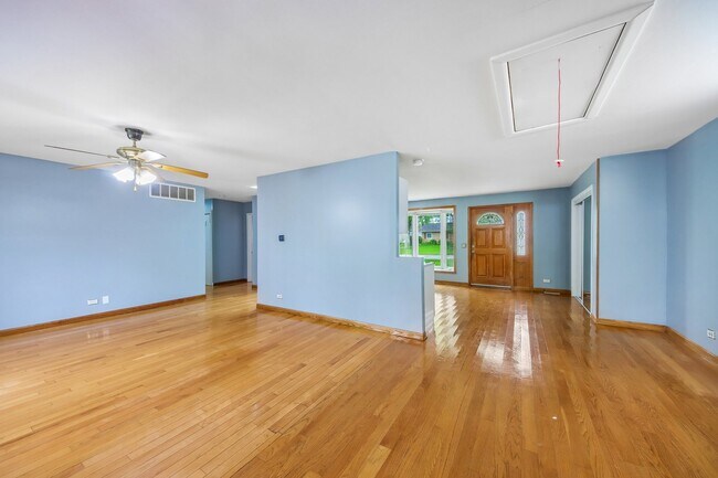 Building Photo - 670 Lakeview Ln