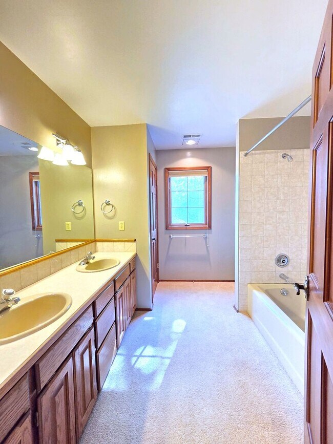 Building Photo - $3,495 - 5 Bed / 4 Baths Stunning Northwood Home with Views