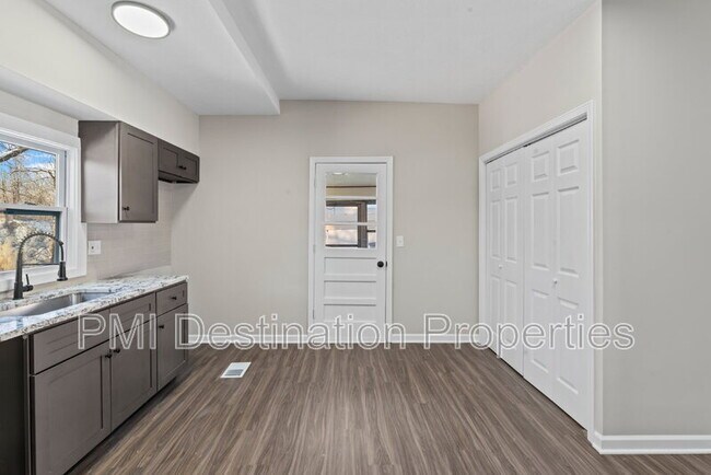 Building Photo - 811 N 10th St
