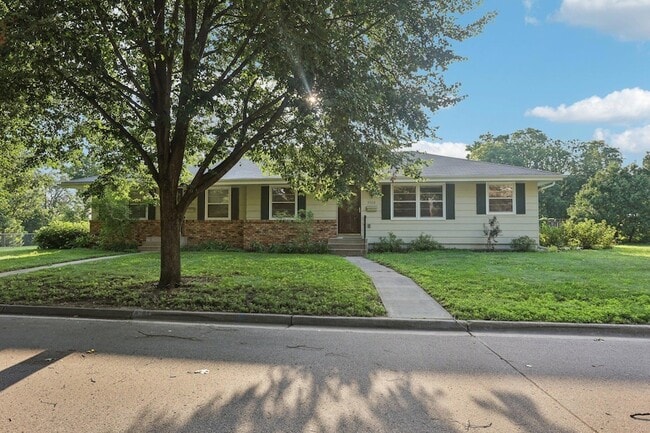 Primary Photo - 3705 Colorado Ave S