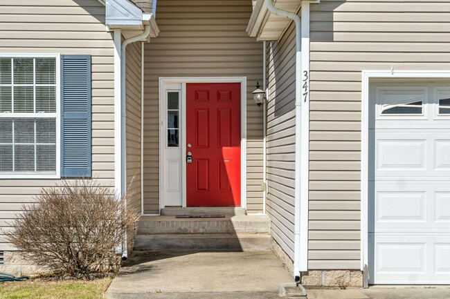 Building Photo - COMING SOON!    Cute home close to shoppin...