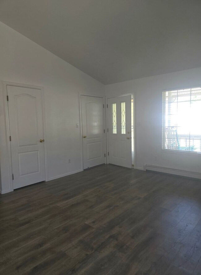 Building Photo - Beautiful townhouse with updated bathrooms. Available now!