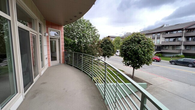 Building Photo - High End (2) Bedroom, (2.5) Bathroom Condo...