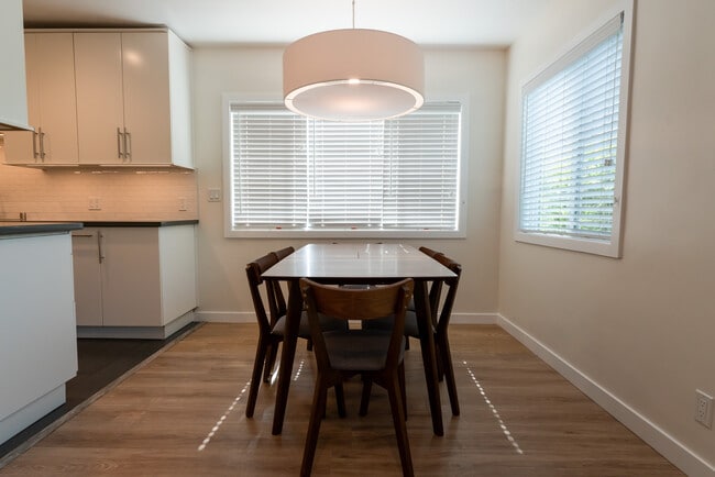 Building Photo - 1020 N Laurel Ave