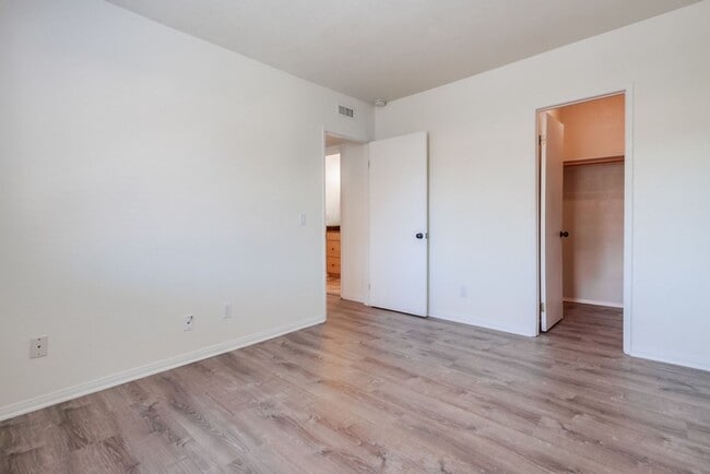Building Photo - Downtown Vista Townhome, Available Now!