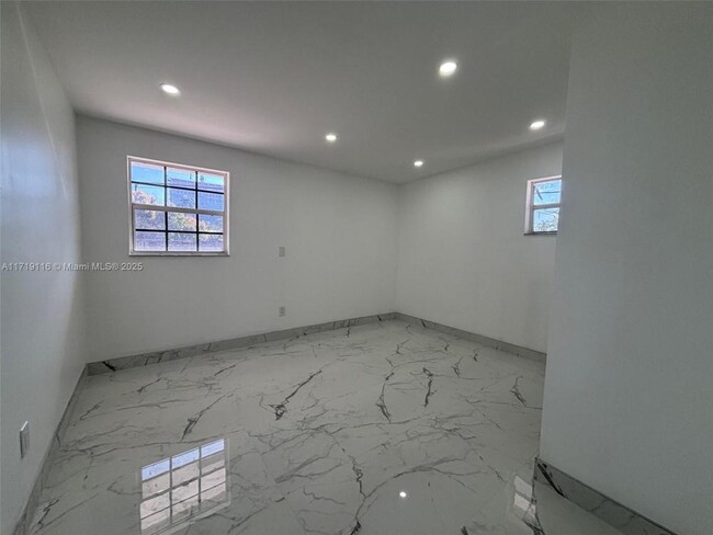 Building Photo - 2 bedroom in Hallandale FL 33009