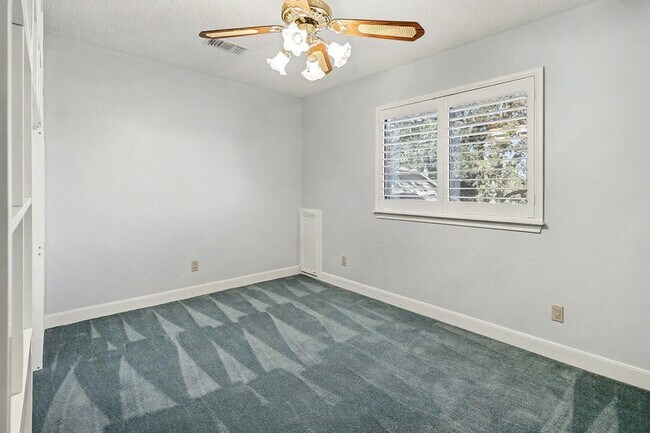 Building Photo - 1402 Copperfield Ct