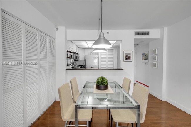 Building Photo - 540 Brickell Key Dr