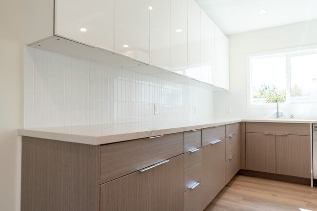 Building Photo - 833 20th St