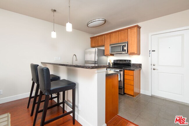 Building Photo - 10982 Roebling Ave