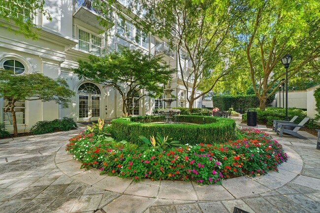 Building Photo - Penthouse Living in Midtown!