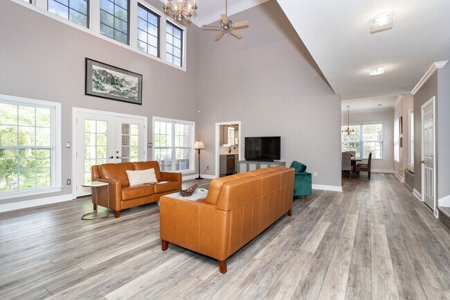 Building Photo - Historic Highland Road Beauty with Bayou V...