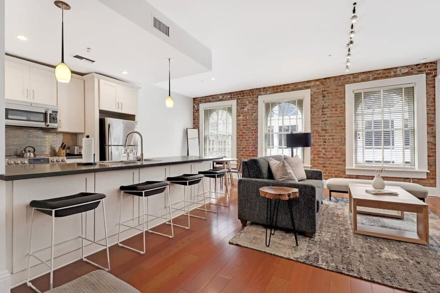 Building Photo - 822 Perdido St