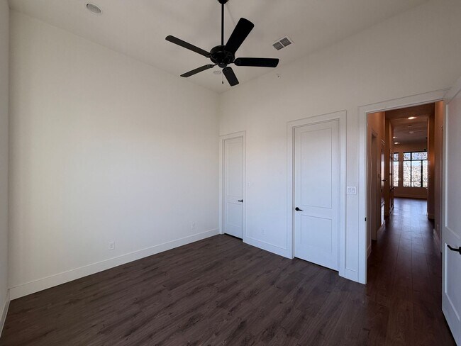 Building Photo - Town Creek CONDO! Large Balcony / Fridge, Washer, Dryer Included / Garage / NBISD