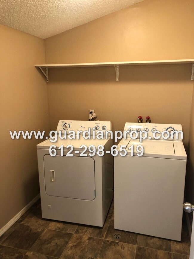 Building Photo - End Unit Townhouse Available August 1, Vau...