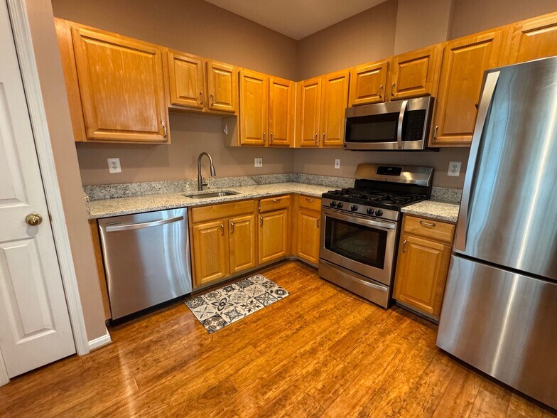 Building Photo - 4137 Fountainside Ln