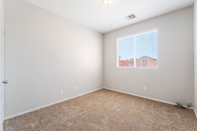 Building Photo - Beautiful 5 bed home with sparkling pool located in the heart of Las Vegas!