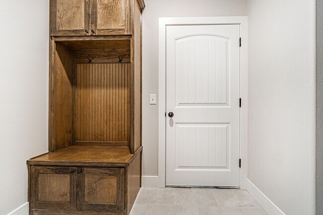 Building Photo - Beautiful home awaits you!