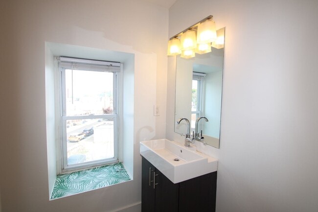 Building Photo - Spacious newly renovated Bi-Level 1 bedroo...