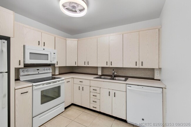 Building Photo - 4028 Hythe B