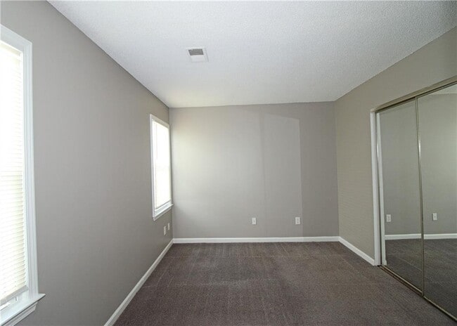 Building Photo - 957 Oak St SW