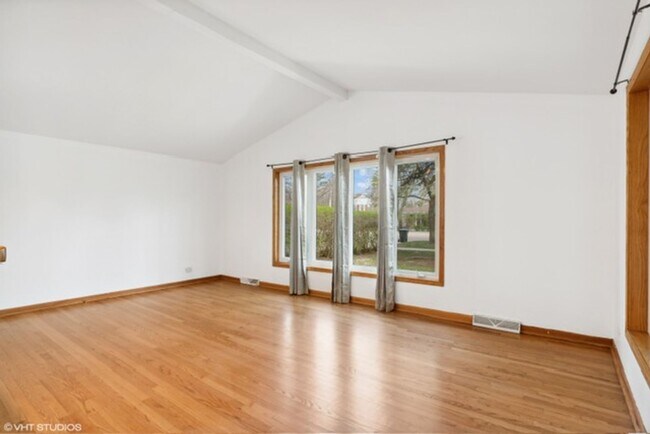 Building Photo - 403 E Lake Ave