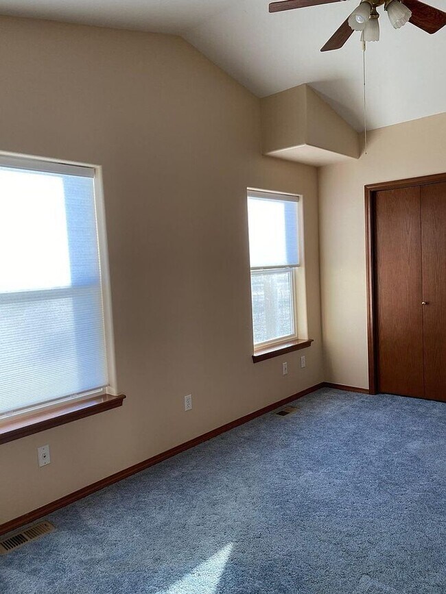 Building Photo - 309 River St