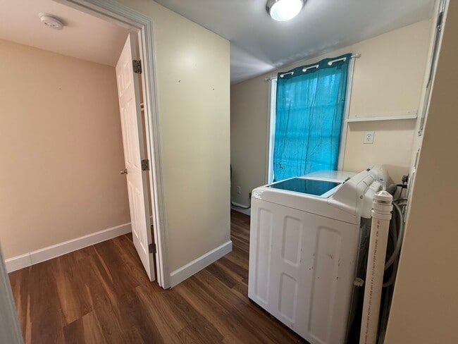 Building Photo - 3/2 Cottage Available! No deposit if qualified!