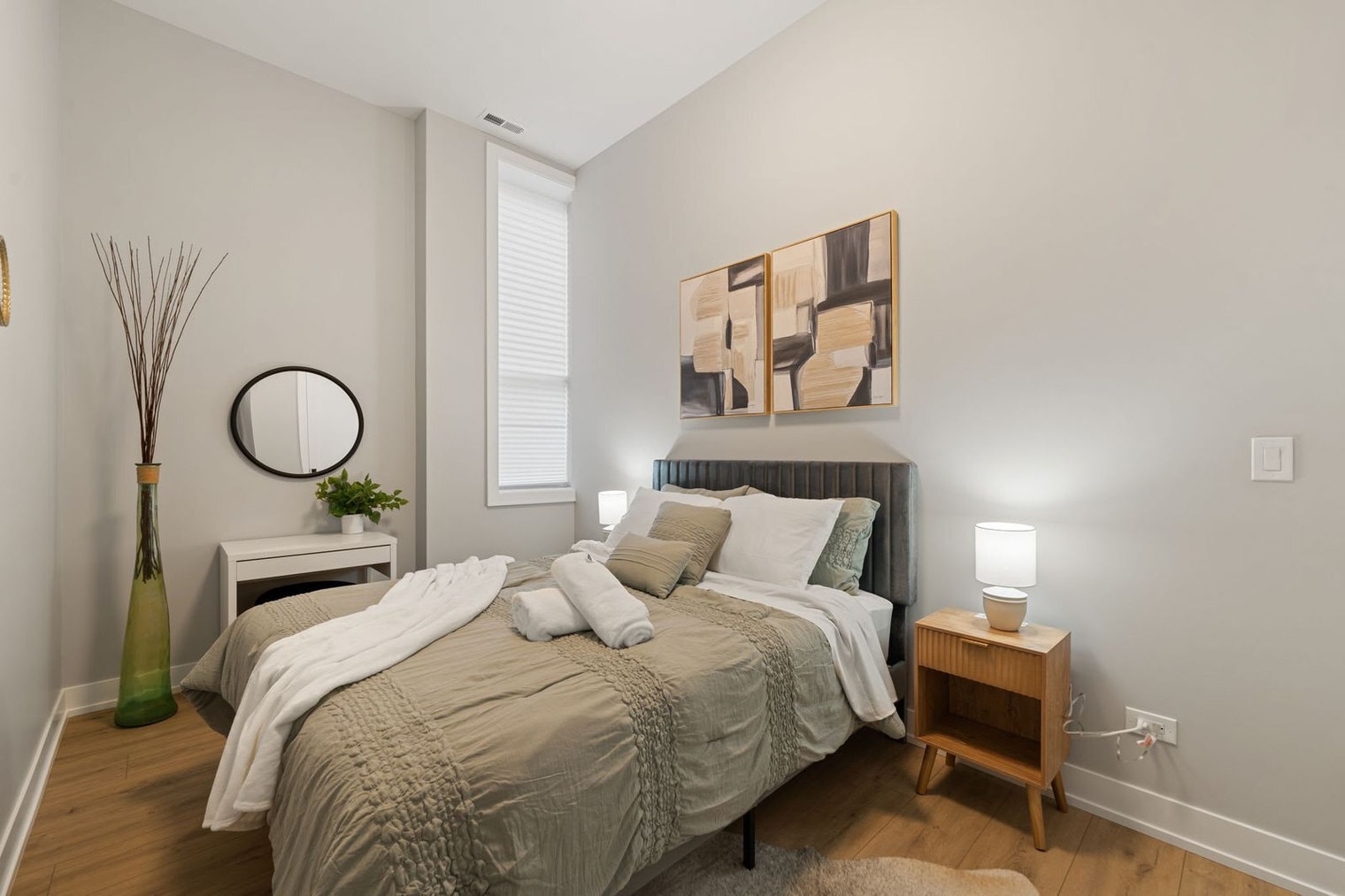 Building Photo - 801 S Western Ave