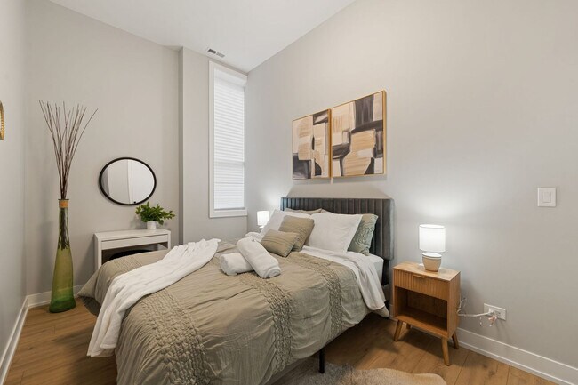 Building Photo - 801 S Western Ave